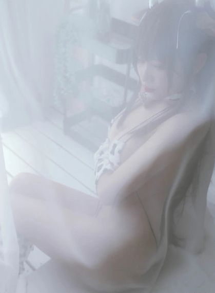 穿裙子坐在男友腿上_超清动漫免费观看